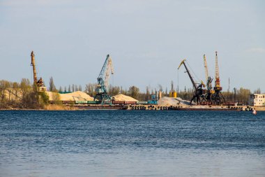 Kremenchug Dnieper Nehri üzerinde kargo limanında liman vinç