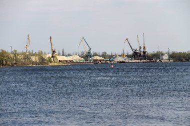 Kremenchug Dnieper Nehri üzerinde kargo limanında liman vinç