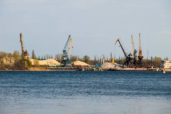 Hafenkräne im Frachthafen am Dnjepr in Kremenchug — Stockfoto
