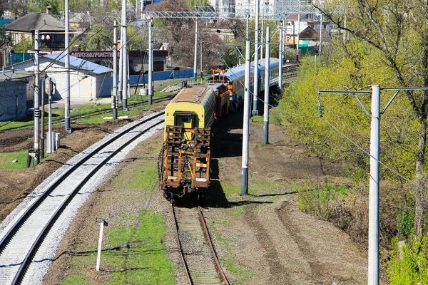 Вид на ремонтный поезд на железнодорожном полотне — стоковое фото