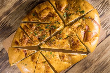 Tahta üzerinde dilimlenmiş pita ekmeği.