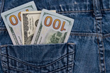 100 Amerikan dolar faturaları mavi kot pantolon cebinde