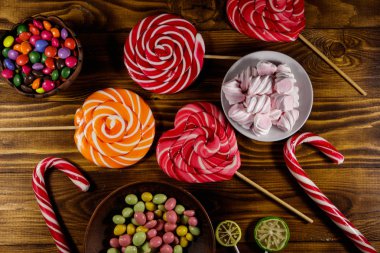 Renkli çikolata şekerleme, lolipop, şeker kamışı ve şekerleme