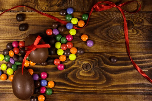 Composition de Pâques avec œufs en chocolat sur fond en bois — Photo