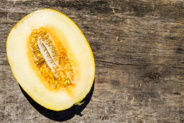 Kavun rustik ahşap arka plan üzerinde yarısı