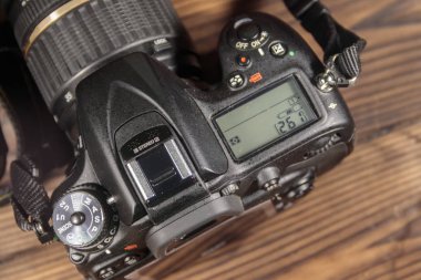 Profesyonel dijital fotoğraf makinesi üzerinde ahşap arka plan yakın çekim