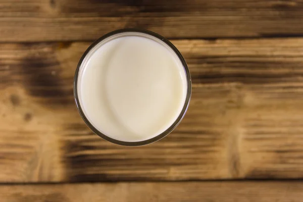 Стакан молока на деревянном столе — стоковое фото