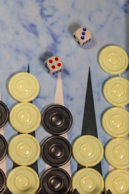 Bir tavla zarı ve dama oyun alanı