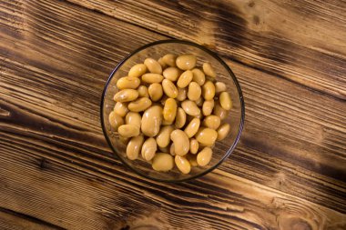 Ahşap masa üzerinde cam kapta beyaz börülce