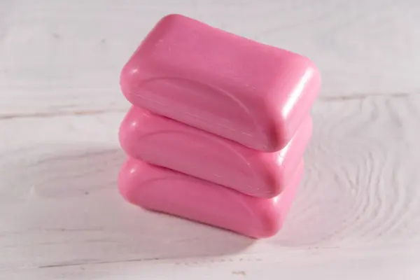 Stos trzy różowe mydło na białym tle drewnianych — Zdjęcie stockowe