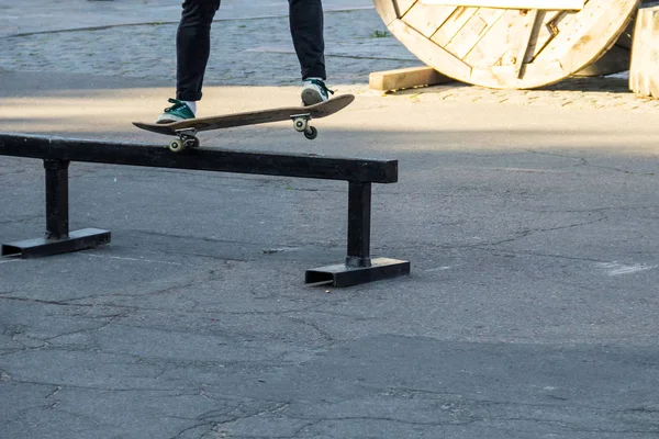 스케이트 파크에서 스케이트 보드를 타고 있는 스케이트 보더 다리 — 스톡 사진