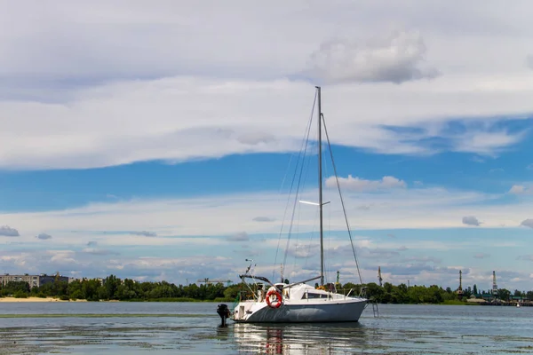 Yate de vela blanco en el río Dnieper —  Fotos de Stock