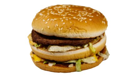 Büyük hamburger beyaz arkaplanda izole