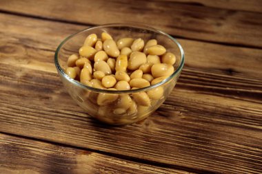 Ahşap masa üzerinde cam kapta beyaz börülce