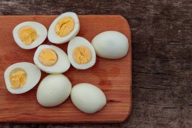 Ahşap masa üzerinde kesme tahtası üzerinde haşlanmış yumurta