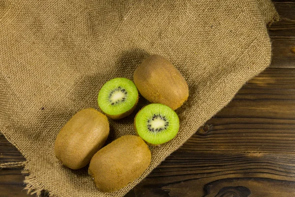 Kiwi fruits sur sac sur table en bois — Photo