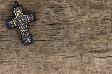 Eski ahşap masa çarmıhta Christian. Din kavramı. Üstten Görünüm