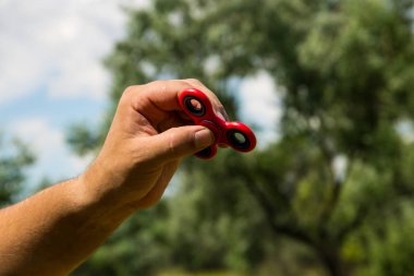 Adam kıpırdamak spinner ile oynarken stres giderici oyuncak açık