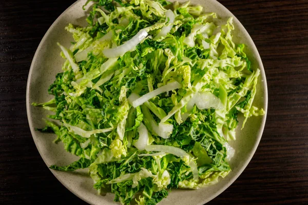 Salat mit Wirsing und Zwiebeln auf Holztisch — Stockfoto