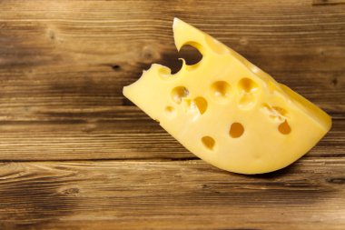 Ahşap arka plan üzerinde peynir parçası