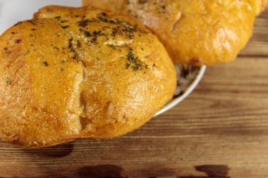 Tahta bir tabakta taze ekmek ciabatta