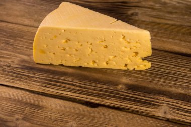 ahşap masa üstünde peynir parçası