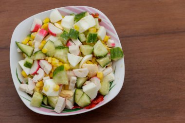 Yengeç sopa, tatlı mısır, salatalık ve yumurta salatası 