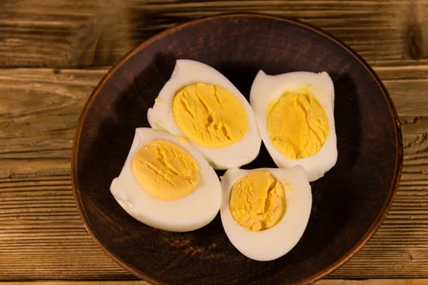 Варёные яйца на тарелке на деревянном столе — стоковое фото