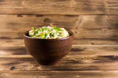 Geleneksel Rus şenlik salatası Olivier tahta masada.