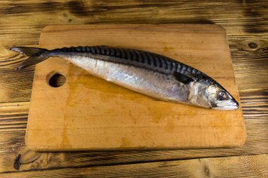 Scomber balık kesme tahtası üzerinde tuzlu. Ahşap masa üzerinde tüm uskumru