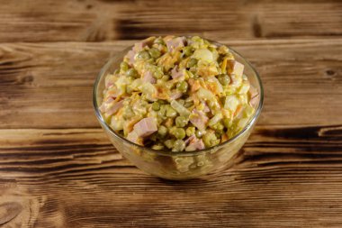 Sosis, bezelye, havuç ve soğan ile mayonez salatası