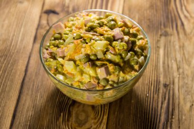 Sosis, bezelye, havuç ve soğan ile mayonez salatası 