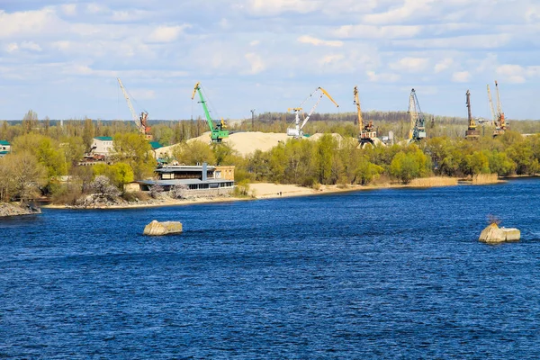 Haven kranen in lading haven aan de rivier de Dnjepr in Kremenchug — Stockfoto