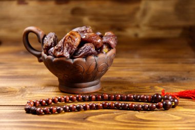 Tarihleri meyve ve tesbih ahşap tablo