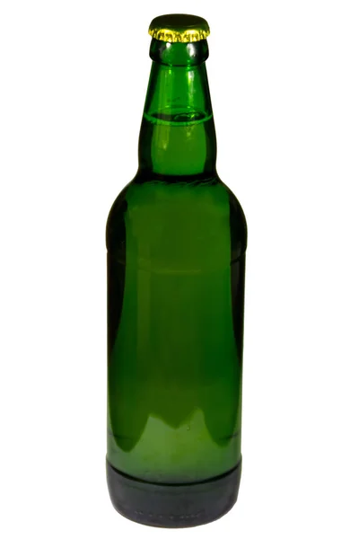 Yeşil şişe bira beyaz zemin üzerine izole — Stok fotoğraf