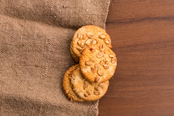 Сладкое печенье с арахисом на деревянном столе. Вид сверху — стоковое фото