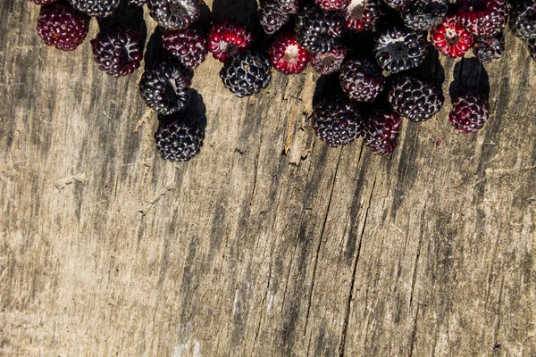 Blackberries на деревенском деревянном фоне — стоковое фото
