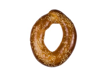 Beyaz arka planda izole edilmiş susam tohumlu simit.