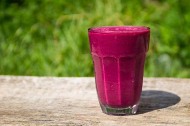 Cam berry güler yüzlü bulanık arka plan üzerinde ahşap tablo