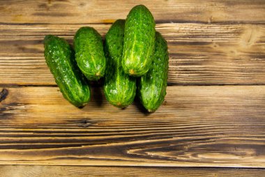 Tahta masadaki taze salatalıklar.