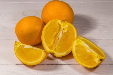 Beyaz ahşap masada taze portakallar.