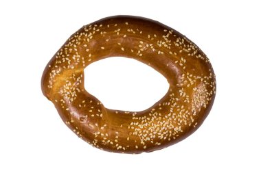 Beyaz arka planda izole edilmiş susam tohumlu simit.