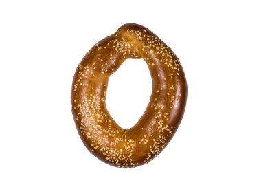 Beyaz arka planda izole edilmiş susam tohumlu simit.