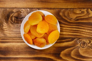 Ahşap masada kurumuş kayısılar. Üst görünüm