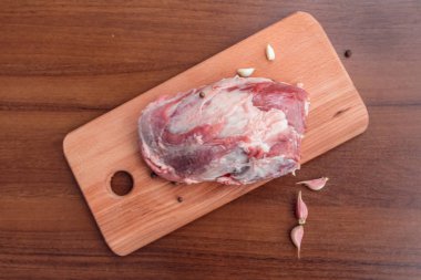 Çiğ domuz eti kesme tahtası üzerinde bir tablo üzerinde. Üstten Görünüm