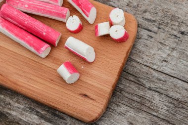 Rustik ahşap masa üzerinde kesme tahtası üzerinde sopa Yengeç