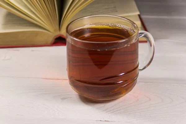 Herbatę Książki Biały Drewniany Stół — Zdjęcie stockowe