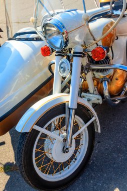 Retro tricar. Şehir caddesinde üç tekerlekli motosiklet