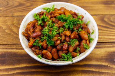 Ahşap masada geleneksel Gürcü böbrek fasulyesi çanak lobio