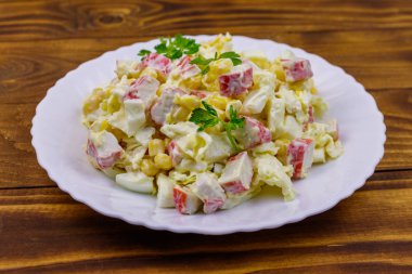 Yengeç saplı salata, tatlı mısır, Çin lahanası, yumurta ve mayonez ahşap masa salatası, tatlı mısır, Çin lahanası, yumurta ve ma